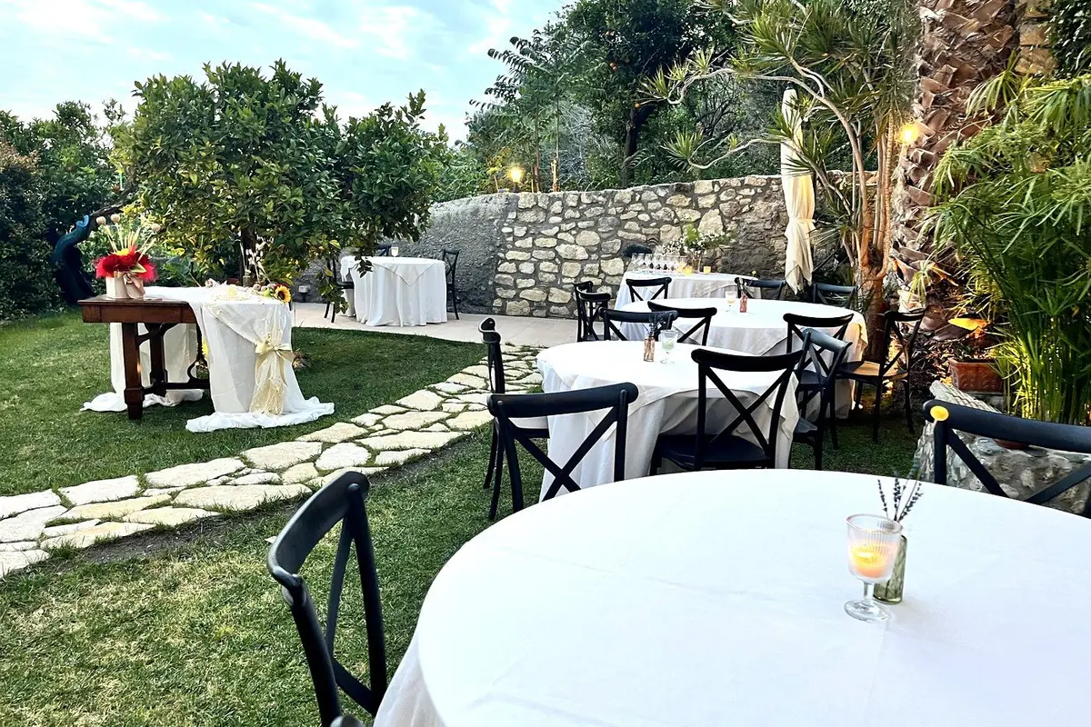 Giardino esterno allestito per matrimonio